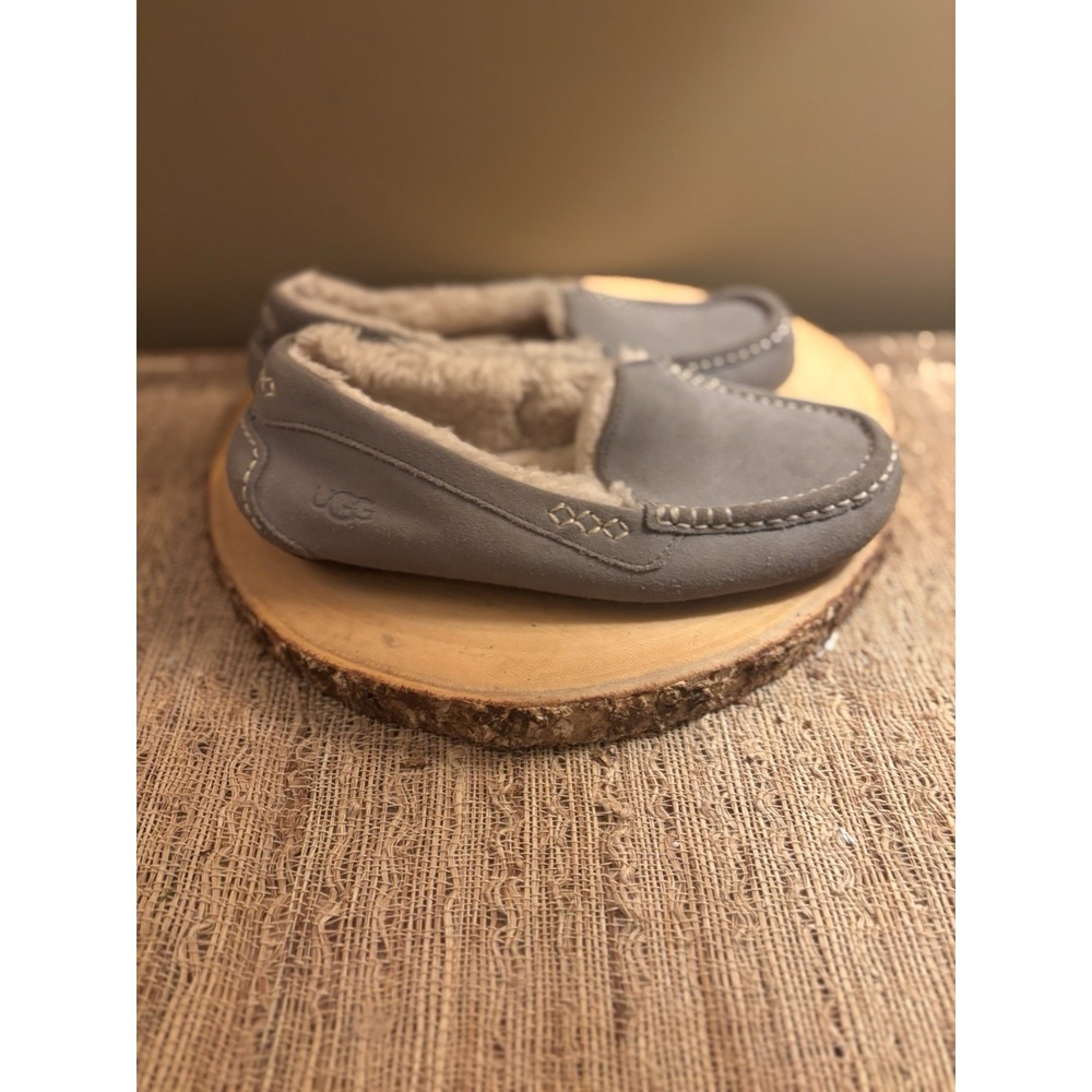 UGGS Ansley Water Resistant Slipper Gray size 9 Women)